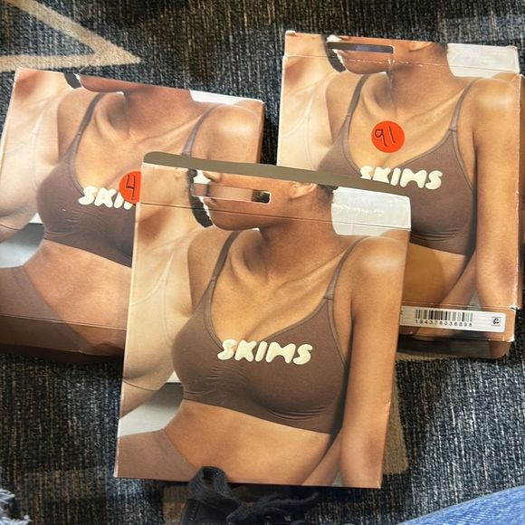 NWOT SKIMS sculpting bralette - Picture 5 of 7